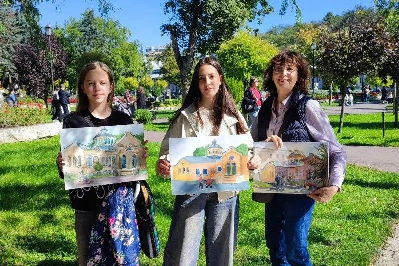 👩‍🎨В пятигорском Цветнике прошел очный пленэрный конкурс Международного союза педагог...