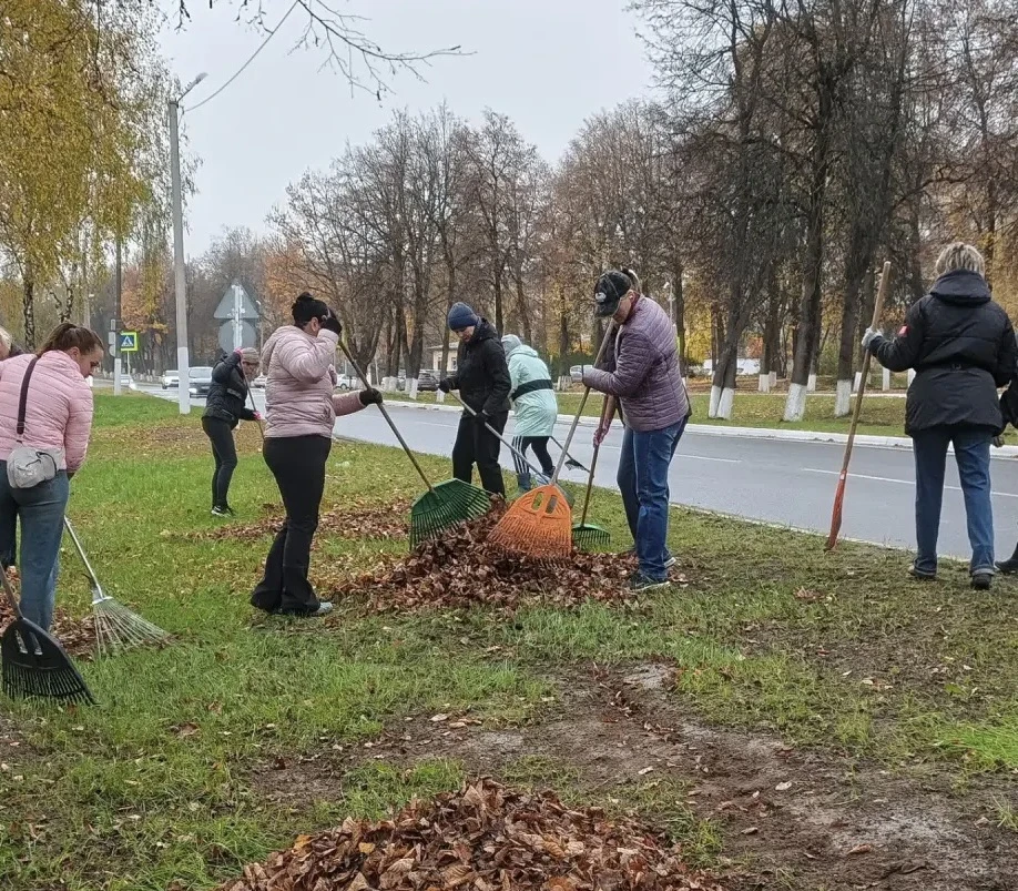Продолжается сезонная уборка опавшей листвы