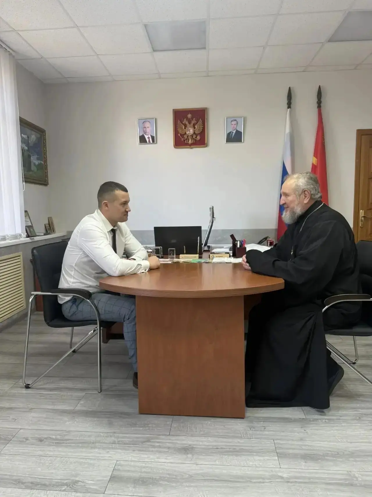 Глава Краснинского округа Максим Владимирович Мищенко провёл встречу с настоятелем храм...