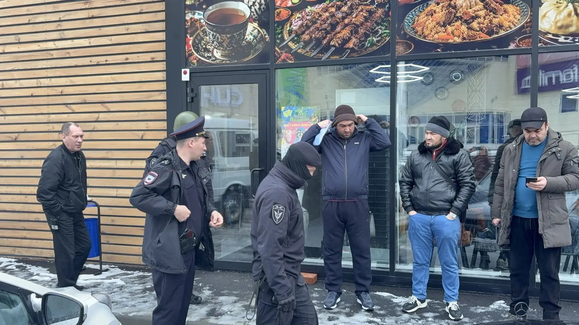 В Нижнем Тагиле силовики и ОМОН проверили более 300 объектов (стройки, ТЦ, хостелы) и п...