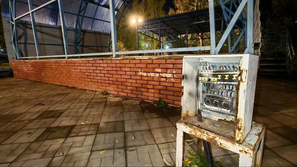 Омичи переживают за детей и просят обратить внимание на электрощит за сценой в сквере Д...
