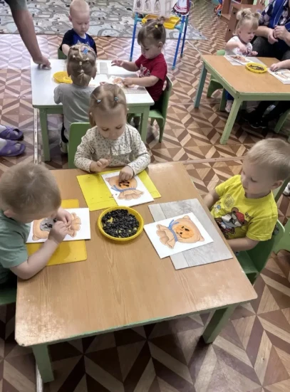 🐭🍂 В первой младшей группе прошло занятие по лепке «Запасы для мышки» 🍂🐭