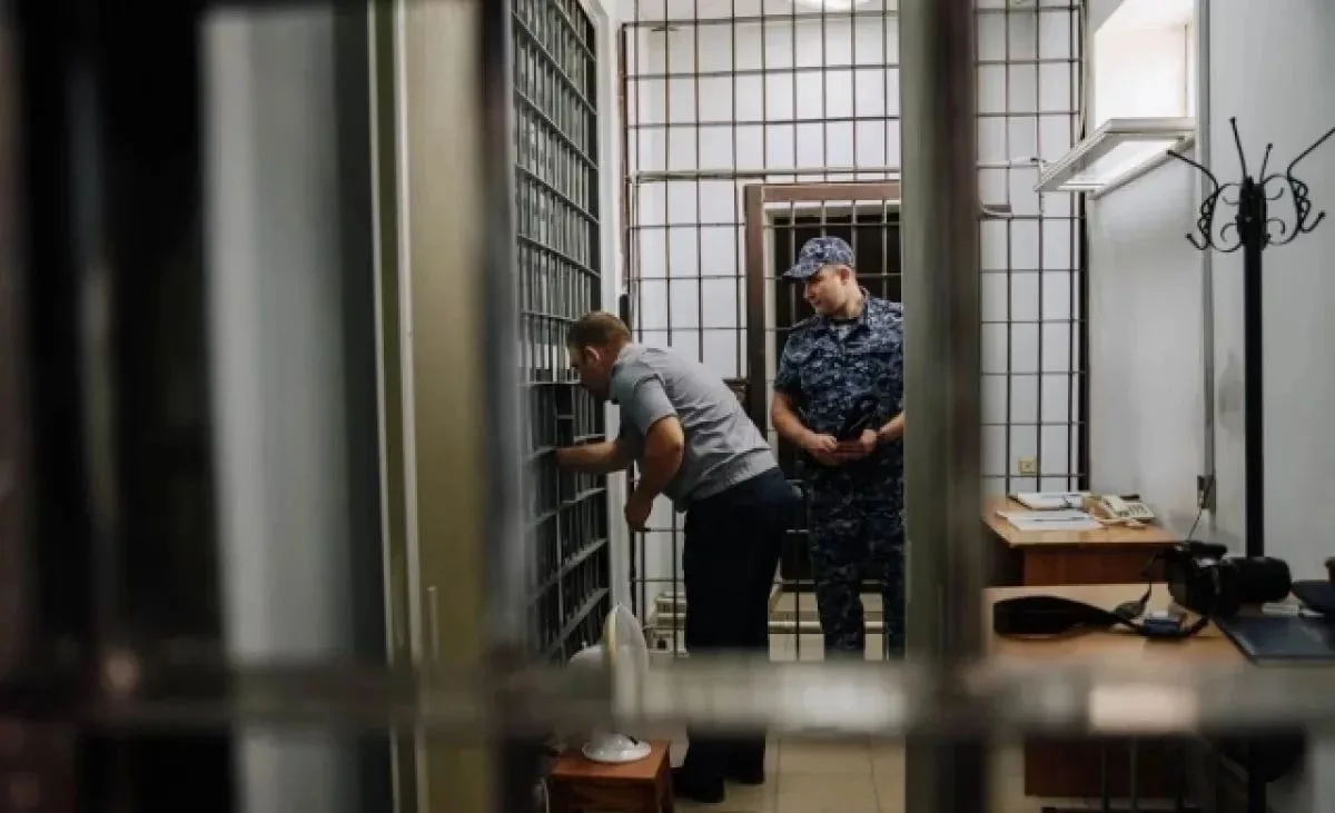 👀В Астрахани тюремщики подставляли родственников заключенных ради «палок» в отчетах