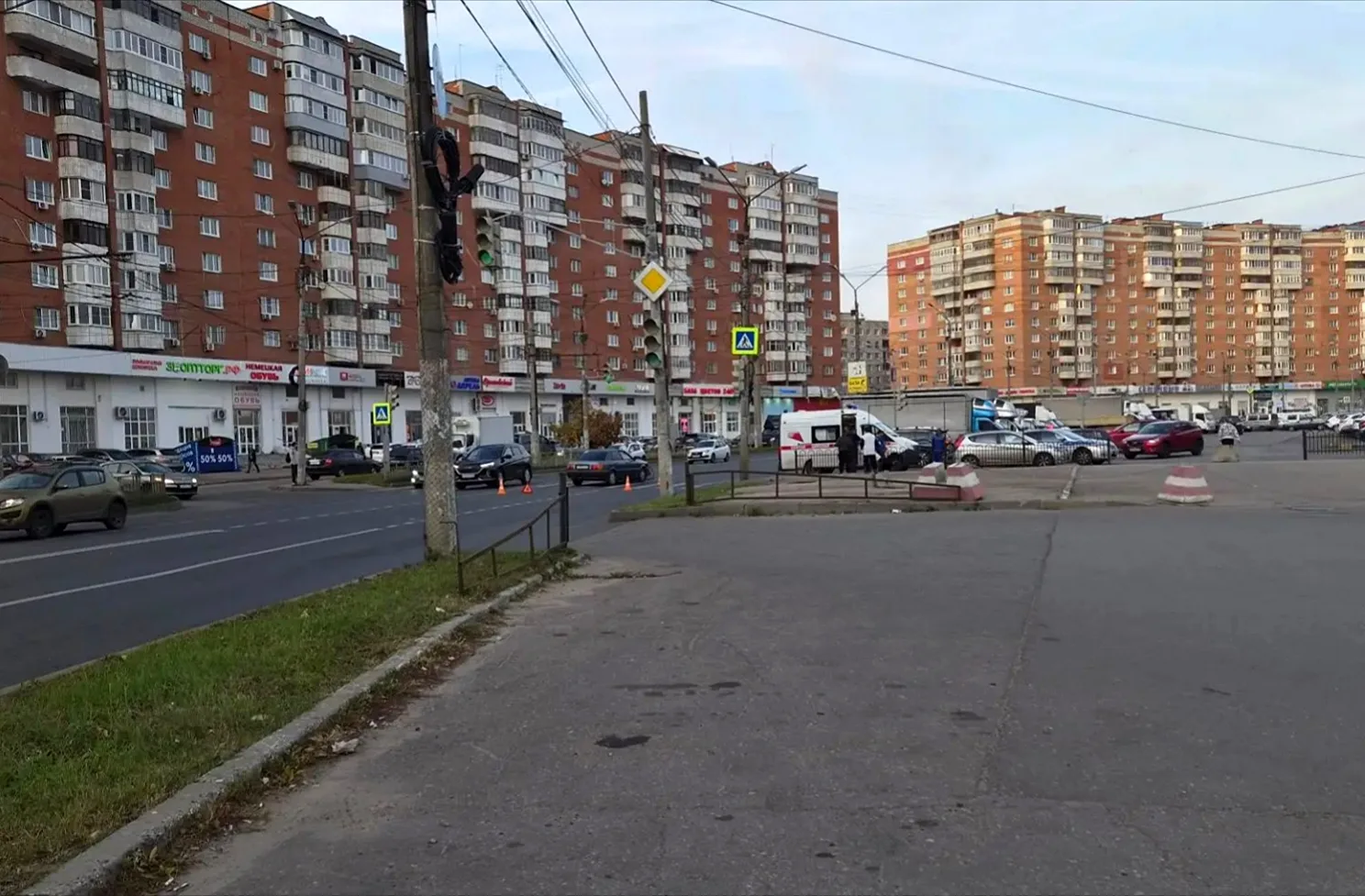 Очевидец сообщает, что сегодня, около 16:00, на улице Плотникова у рынка сбили пешехода.