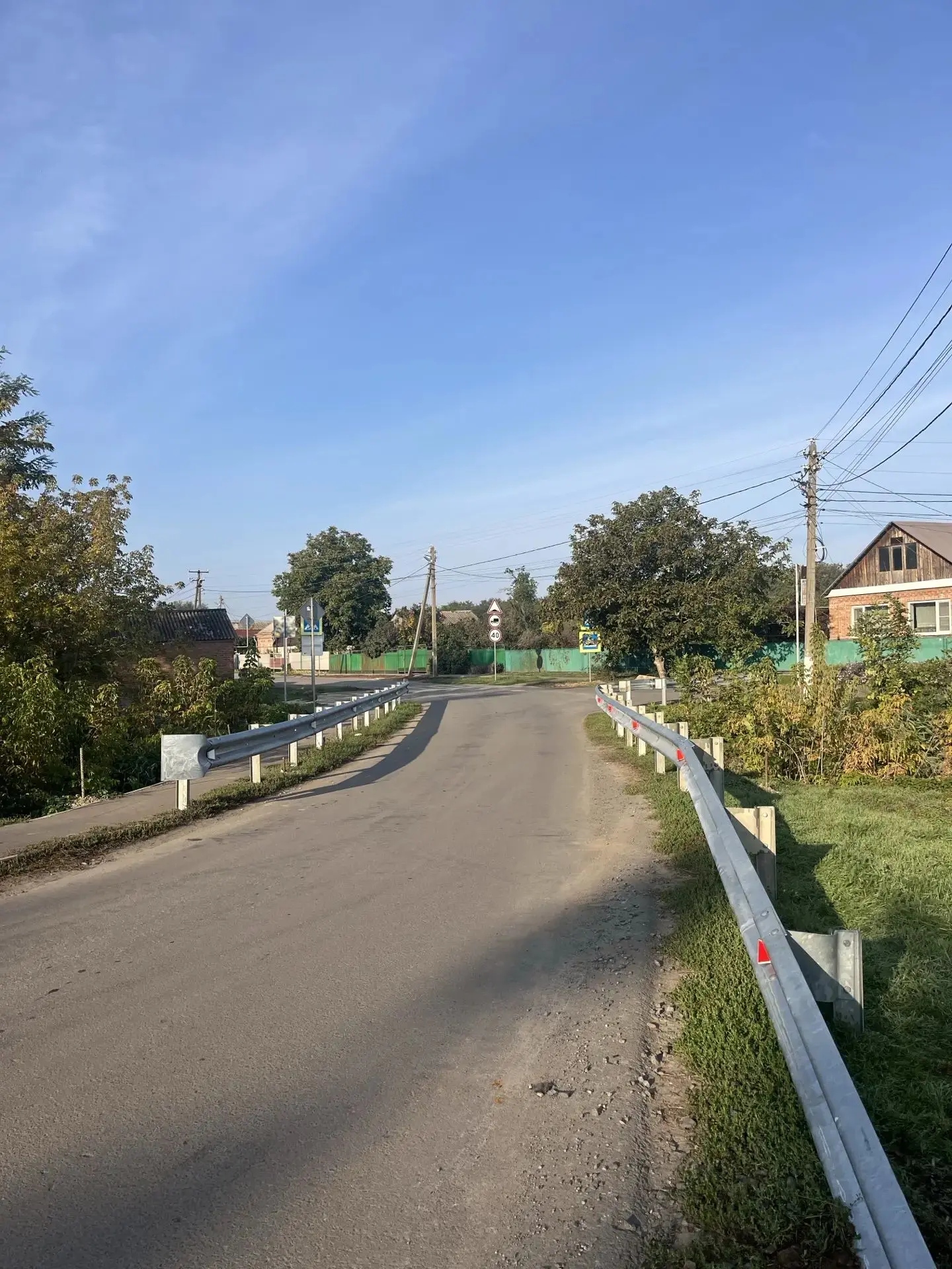 Ведутся работы по установке барьерного ограждения по ул. Пионерская, в том числе и по п...