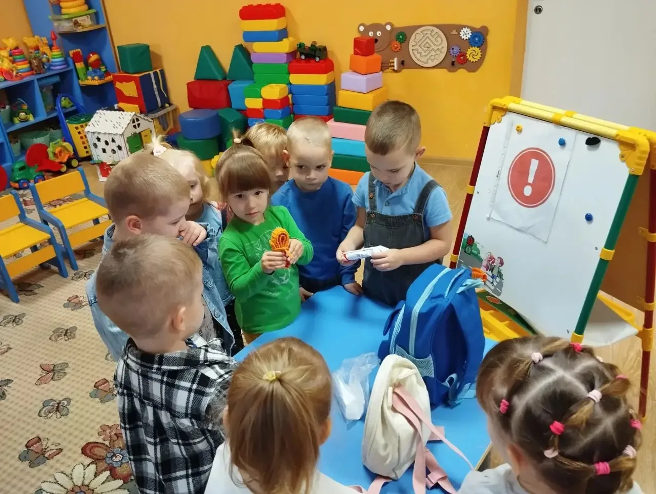 📍Минутка #безопасности во второй младшей группе на тему: "Что должно быть в рюкзаке дл...