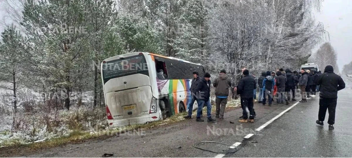 Автобус с вахтовиками съехал с трассы под Танзыбеем