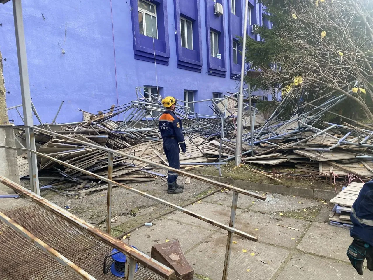 Рабочий погиб, упав с высоты во время обрушения строительных лесов в Красноярске. Ещё о...