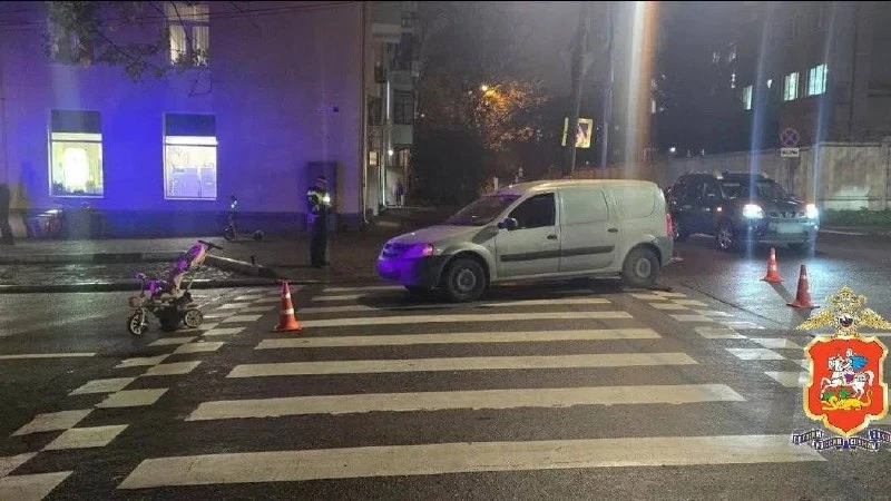 😨«Лада» сбила молодую маму с годовалой дочкой на пешеходном переходе на улице Лётной.