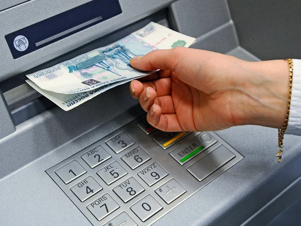 Финансовый эксперт Андрей Бархота посоветовал россиянам держать дома запас наличных пос...
