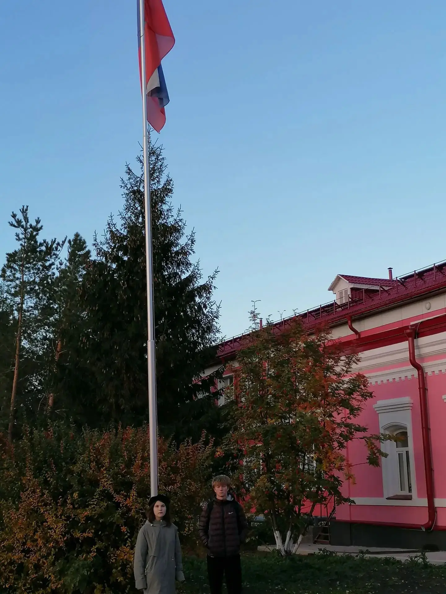 Еженедельно в нашей школе проходит торжественная церемония поднятия флага Российской Фе...