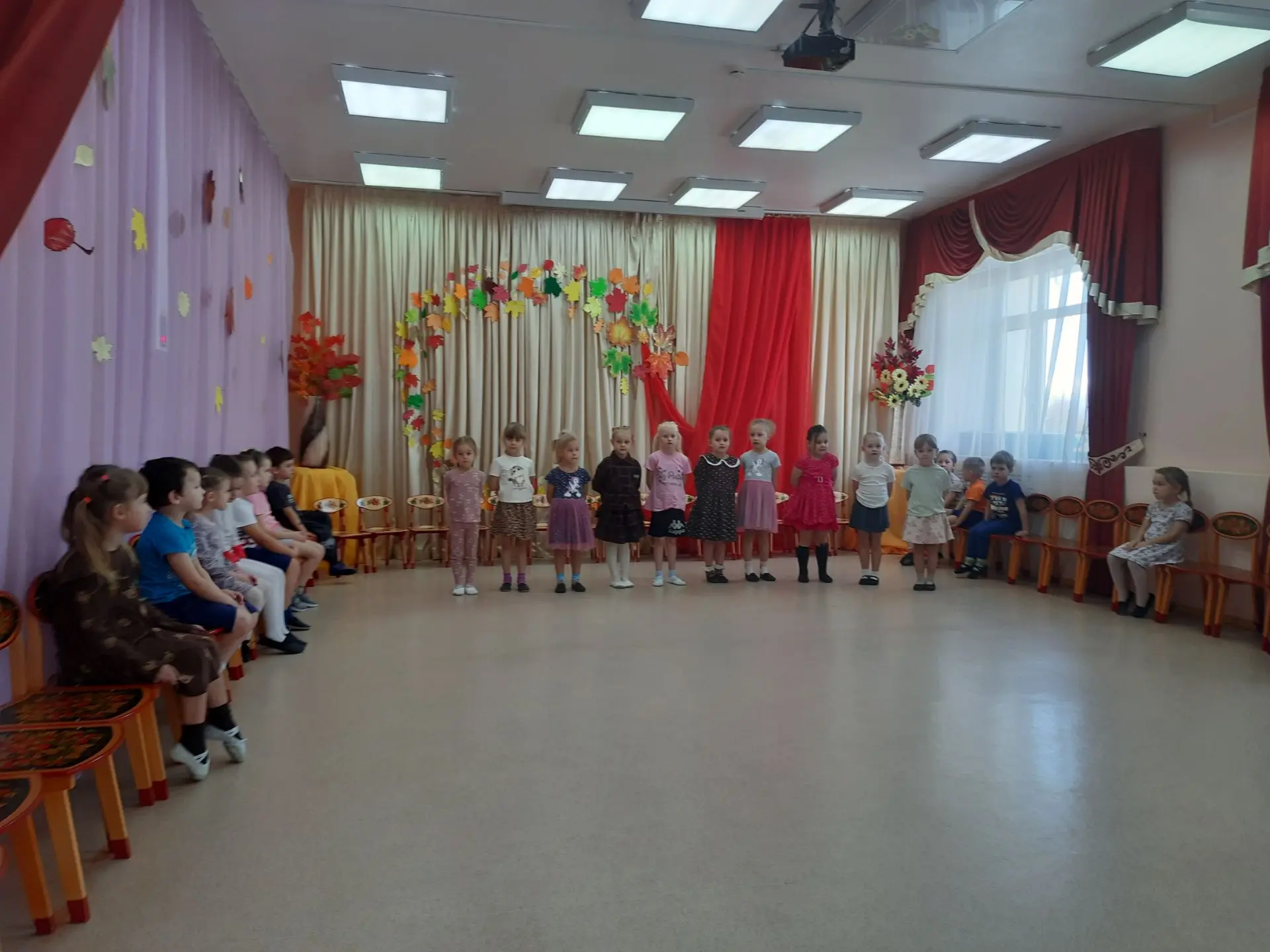 Сегодня на музыкальном занятии дети сисполняли песни по желанию.