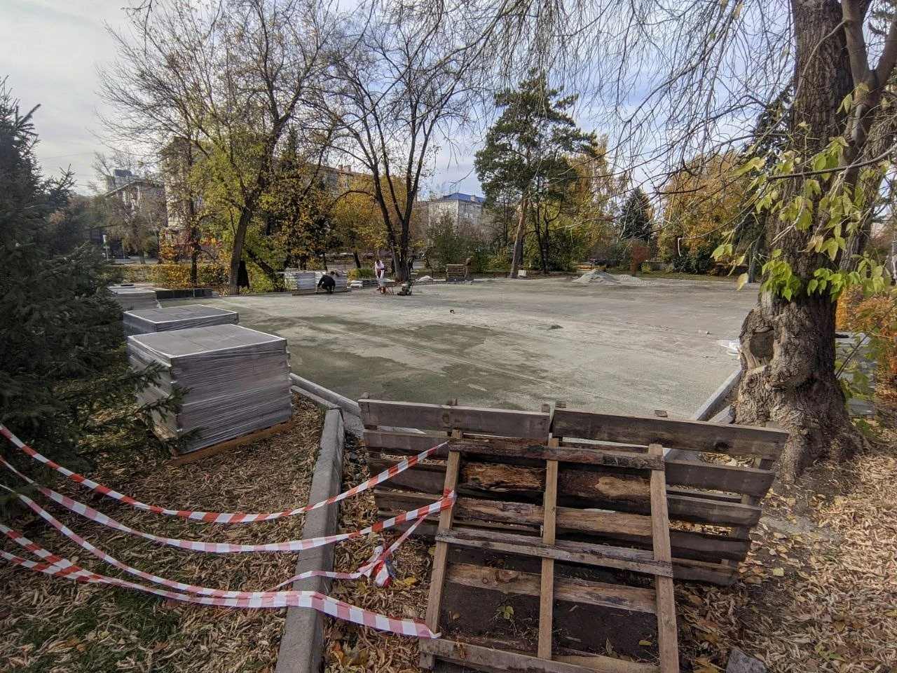 Аллею энергетиков обустраивают перед главным корпусом политеха в Барнауле