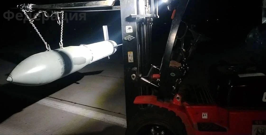 🚀🚀И эти самые бомбы прямо сейчас грузит наш НАРОДНЫЙ погрузчик. ✈️😏