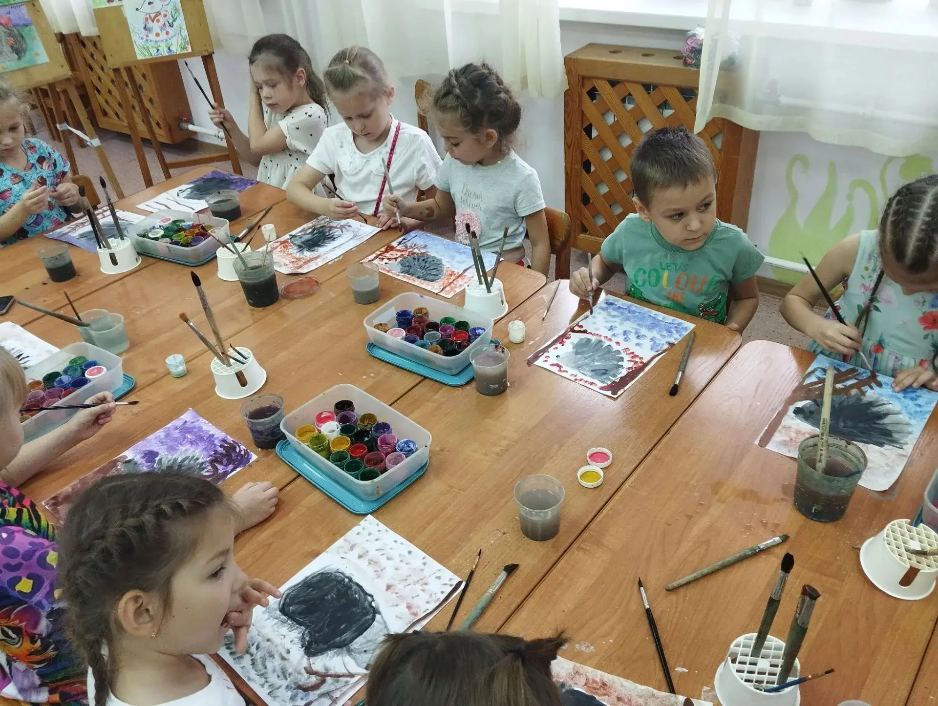 🎨 В подготовительных группах Незабудки и Акварельки прошли увлекательные занятия по из...