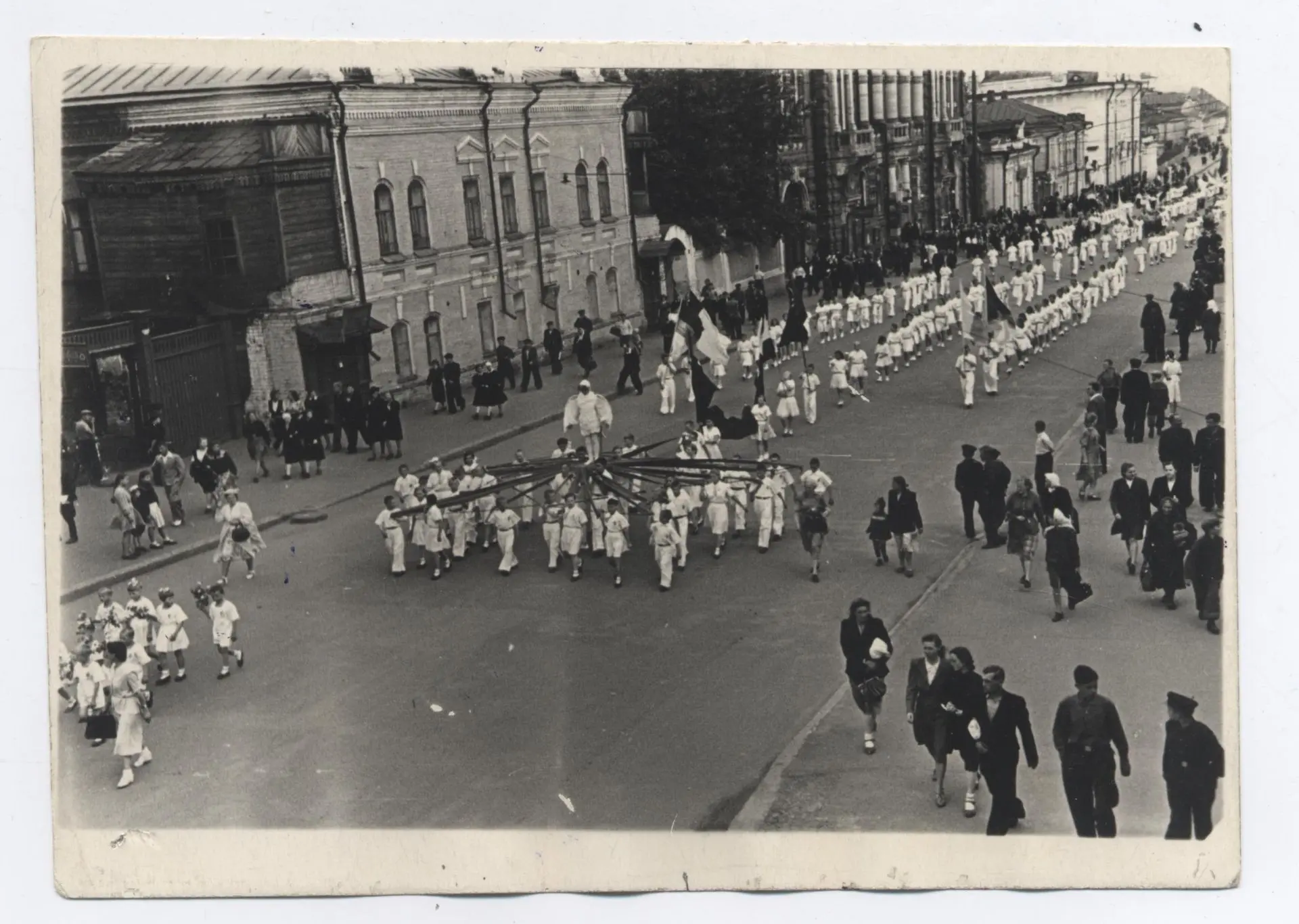 Парад участников самодеятельности детдомовцев. 1953 г. ТОКМ