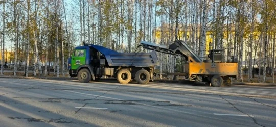 Коммунальные службы Нефтеюганска продолжают уборку улиц от опавшей листвы: город готови...
