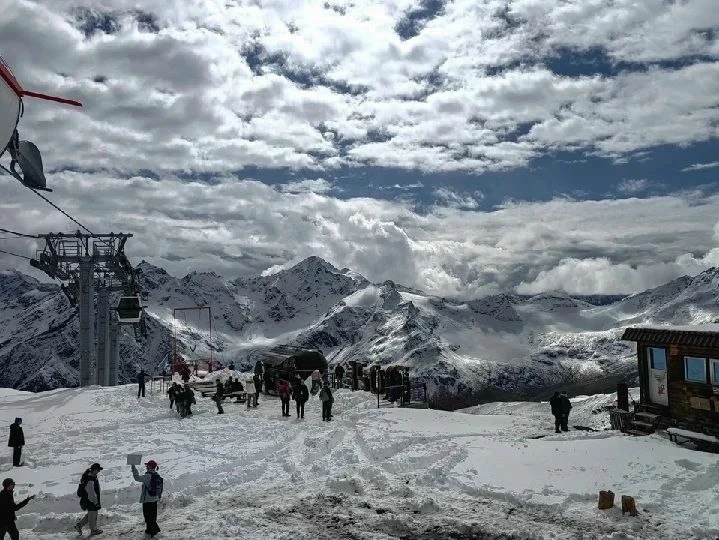 🚡 На Эльбрусе туристы застряли на канатной дороге — на помощь пришли спасатели