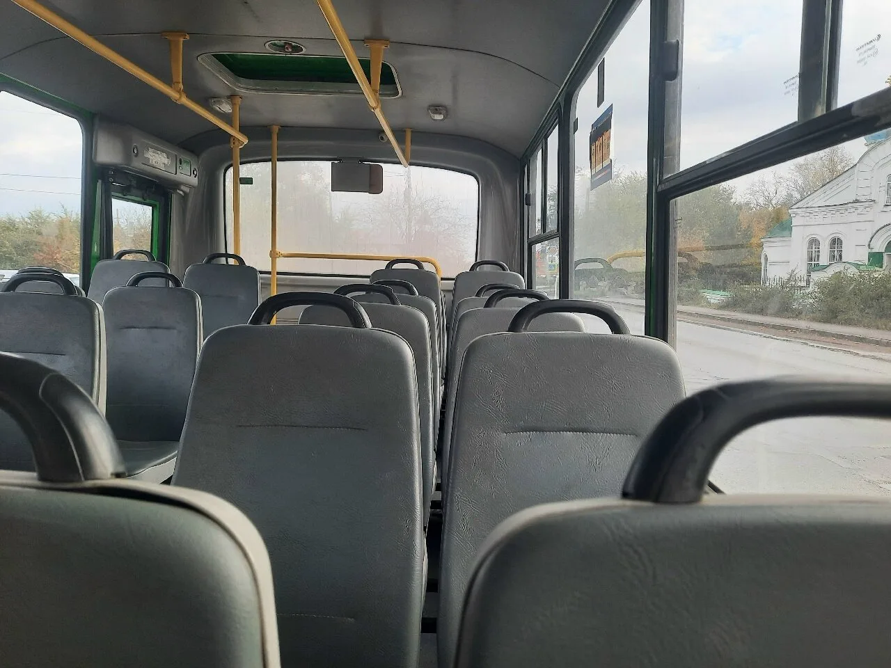 По Троицку ходит пустой автобус.