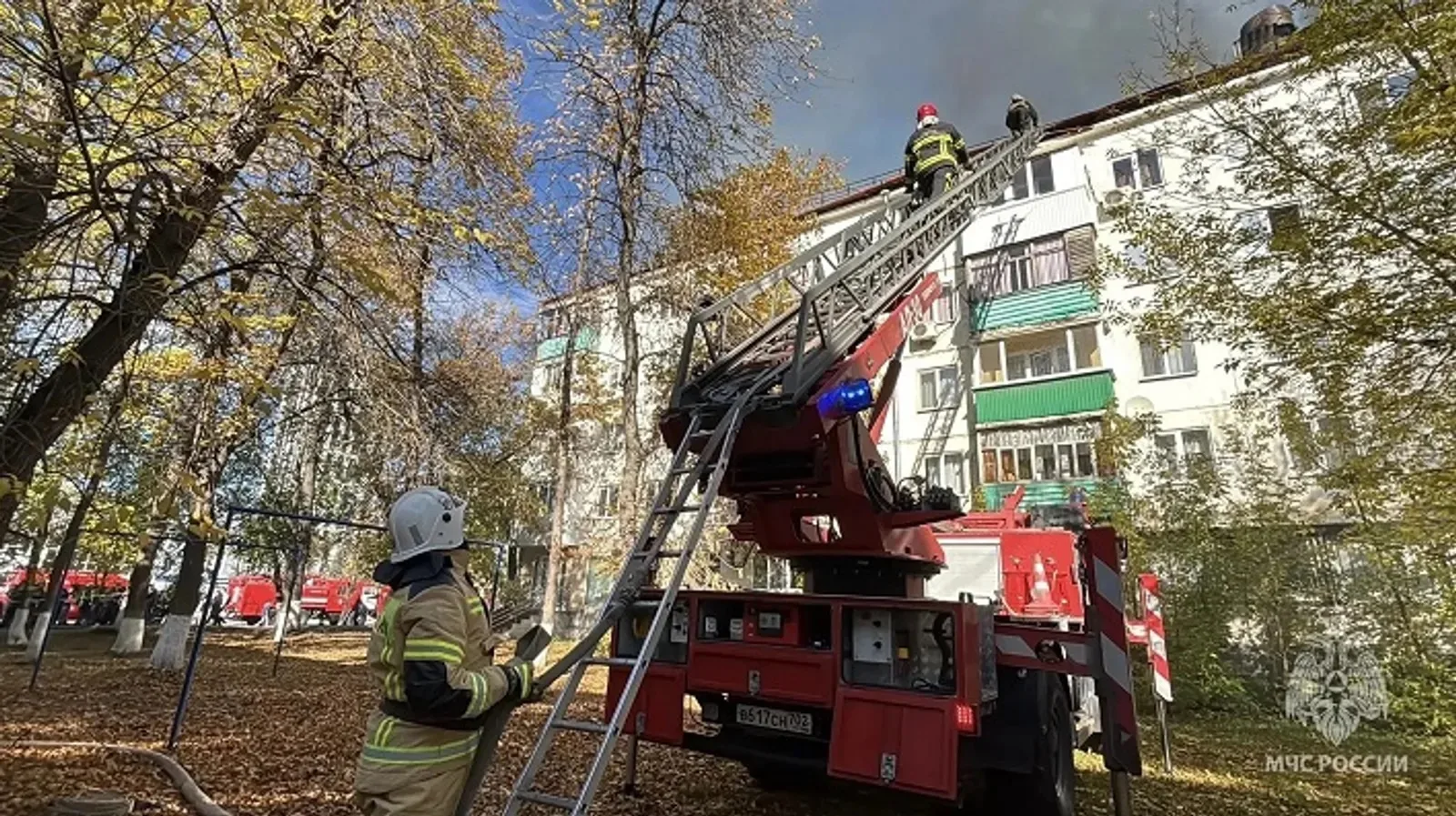 ♦️ В Уфе вспыхнула крыша пятиэтажки