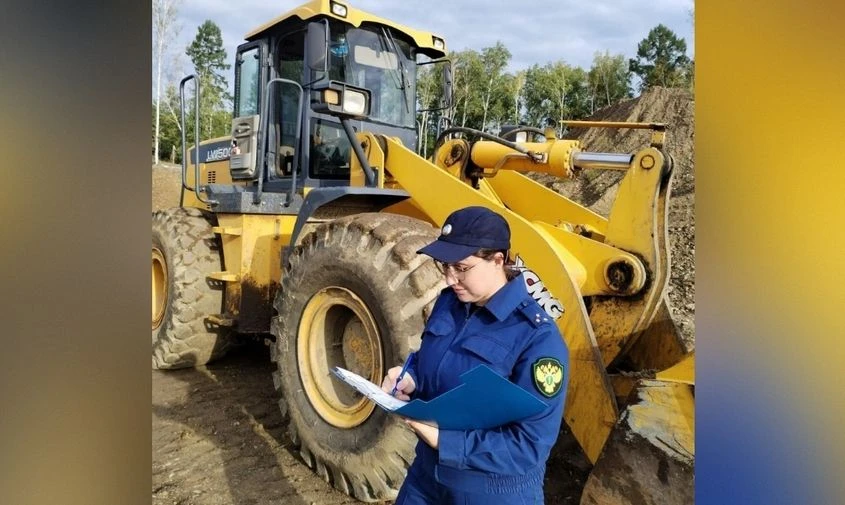 🚜 В Приамурье золотодобытчик захламил участок леса мусором, металлоломом и обрубками д...
