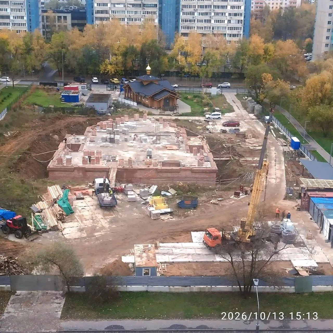 Возвращаемся на стройплощадку храма.