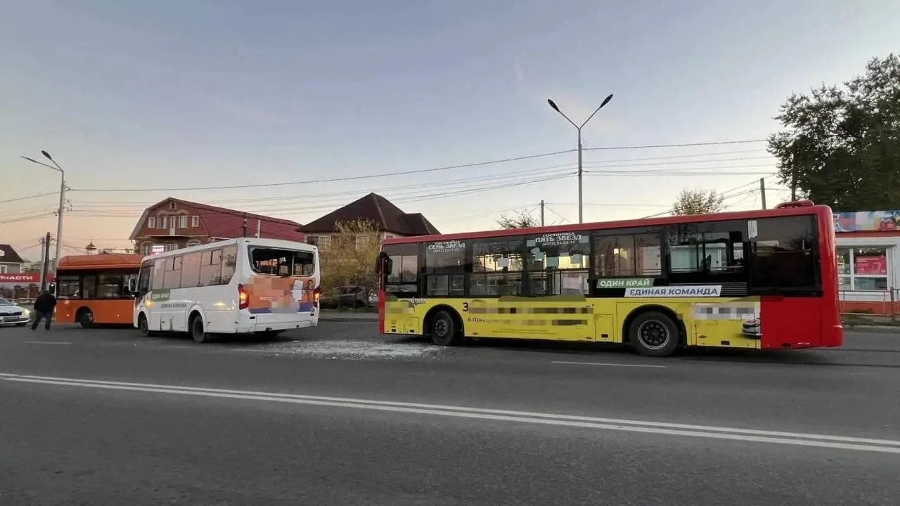 ДТП В ХАБАРОВСКЕ | ТРИ ПАССАЖИРСКИХ АВТОБУСА СТОЛКНУЛИСЬ НА УЛИЦЕ ШЕЛЕСТА