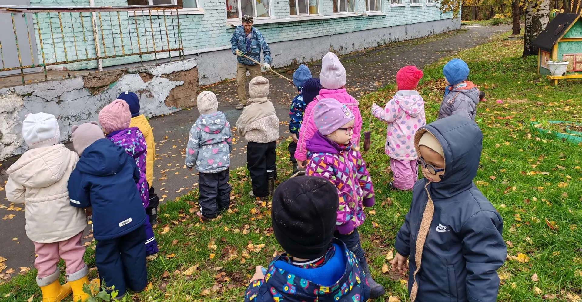 В один из осенних дней на прогулке воспитанники группы № 2 решили поближе познакомиться...