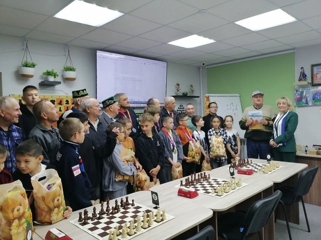 ♟ В Мензелинске ветераны обыграли школьников в шахматном турнире