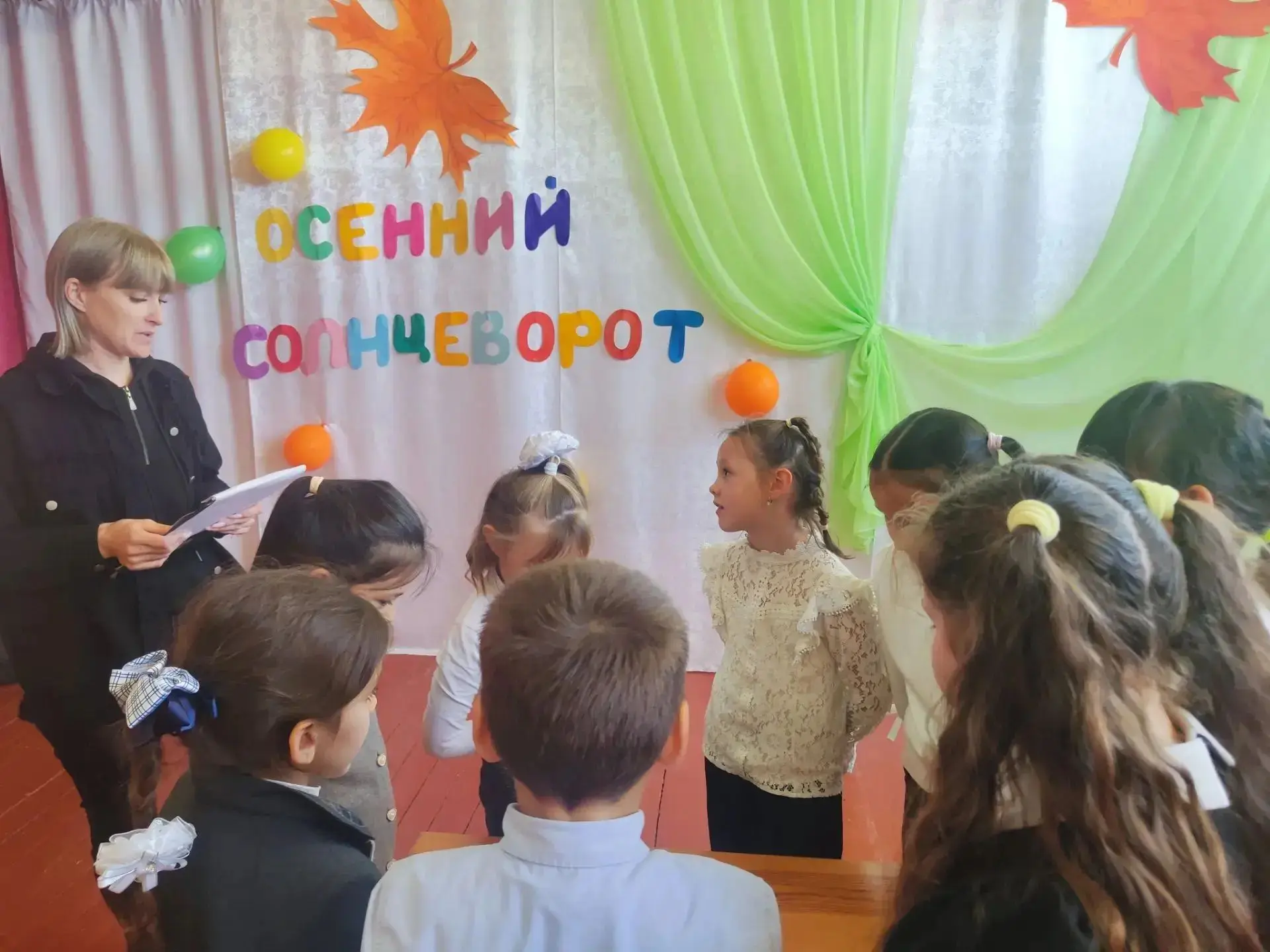 В ДК «Бурненский» состоялась игровая программа «Осенний солнцеворот» - яркое и познават...