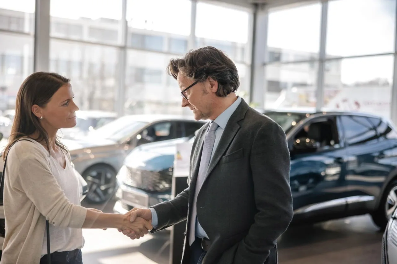 🚗 Почему хорошие товары могут исчезнуть с рынка, уступив место плохим?