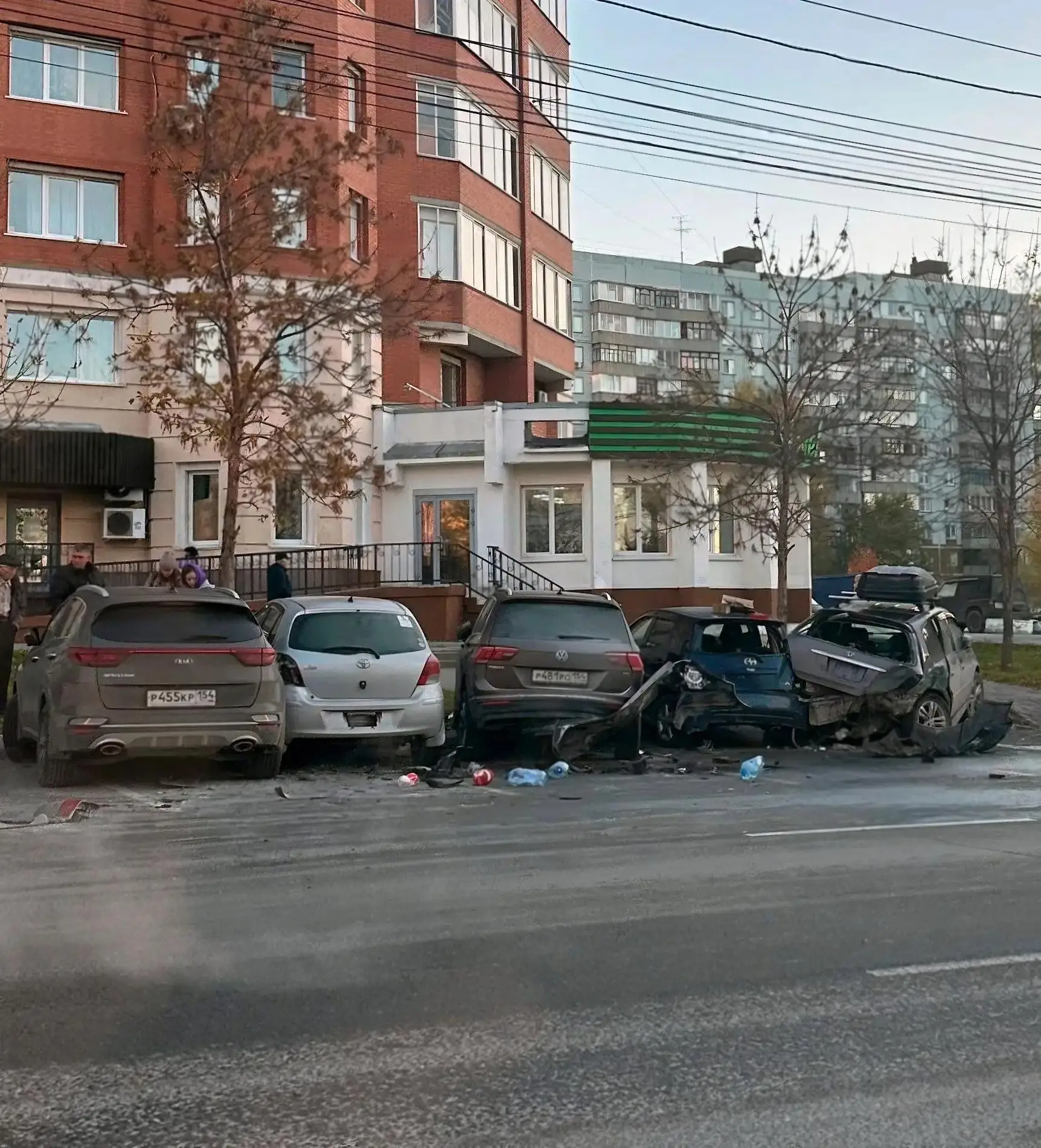 🚗 На улице Тюленина седан врезался в пять машин и загорелся