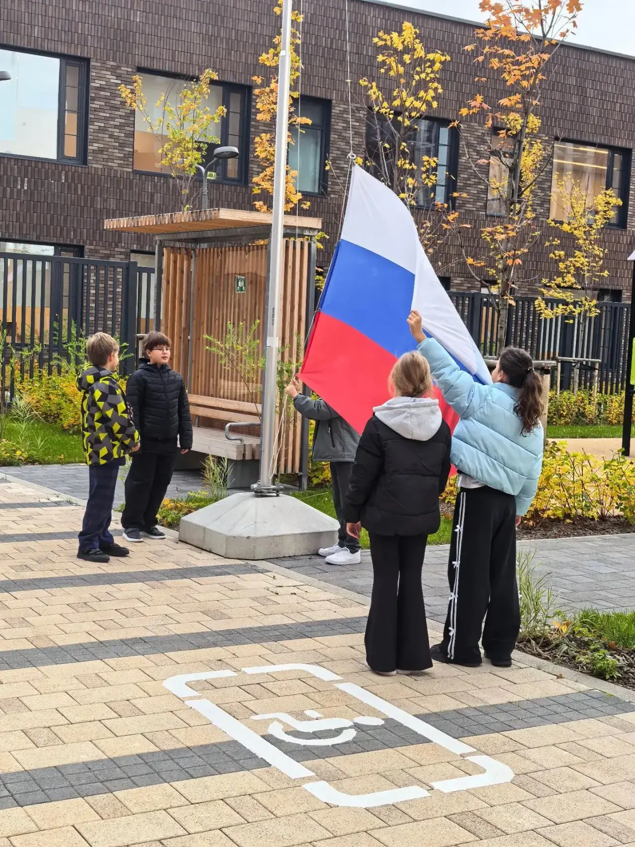 🇷🇺 Новая учебная неделя началась в Школе имени В. В. Маяковского с церемонии поднятия...