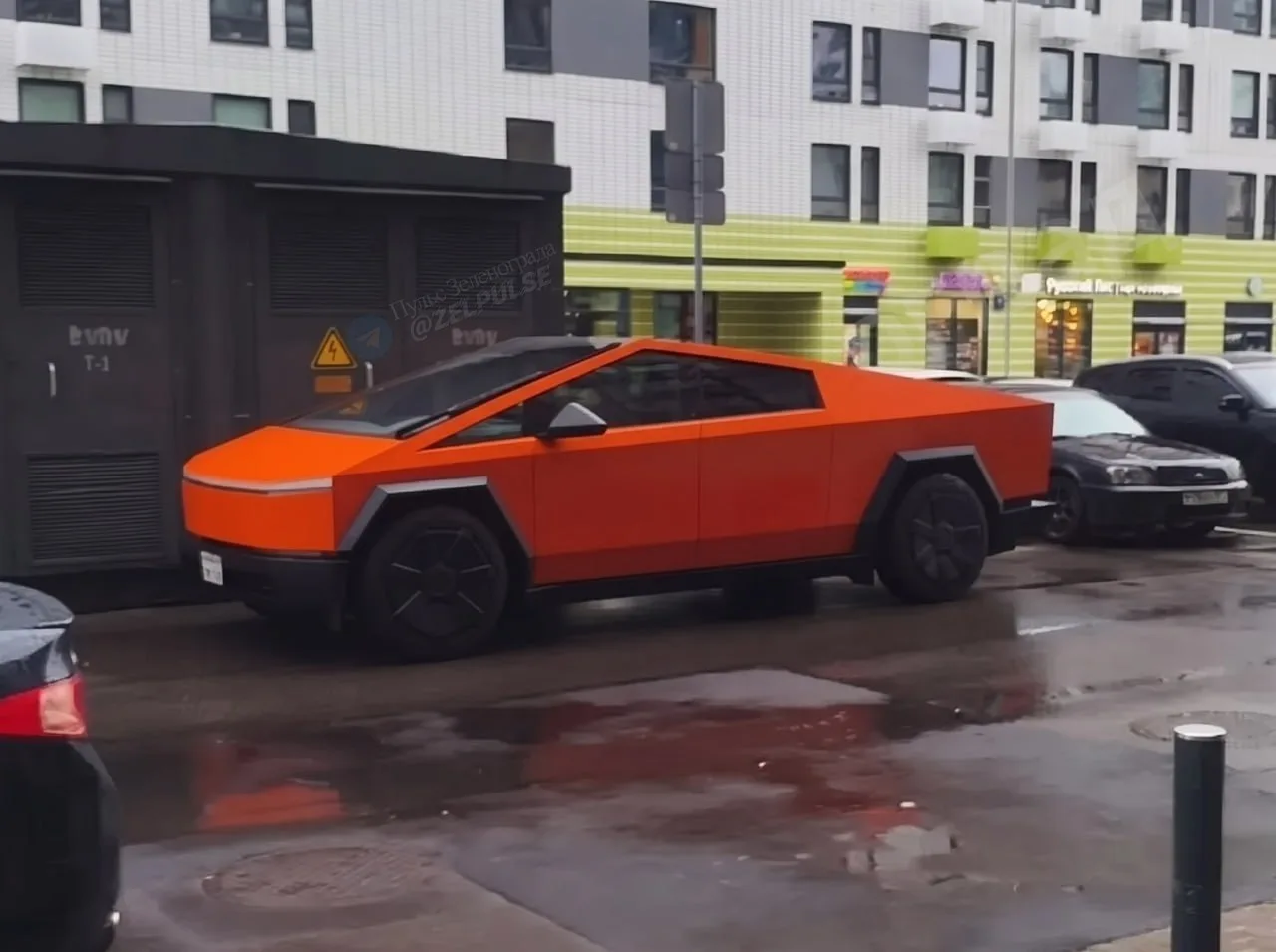 В 17-м микрорайоне замечена оранжевая Tesla Cybertruck