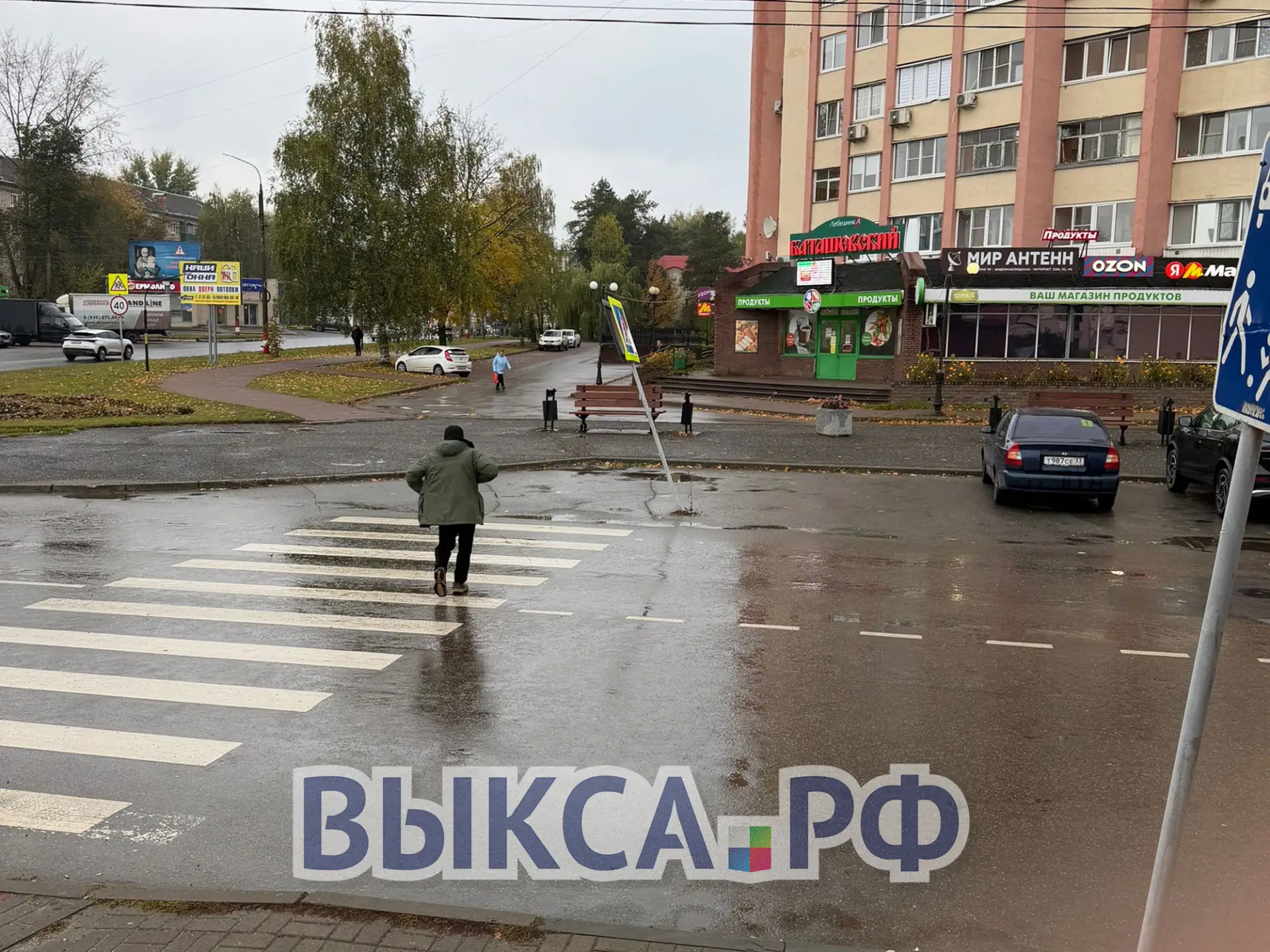 ⚠️ «Ждём, пока упадёт на кого-то?»: на улице Степана Разина падает дорожный знак