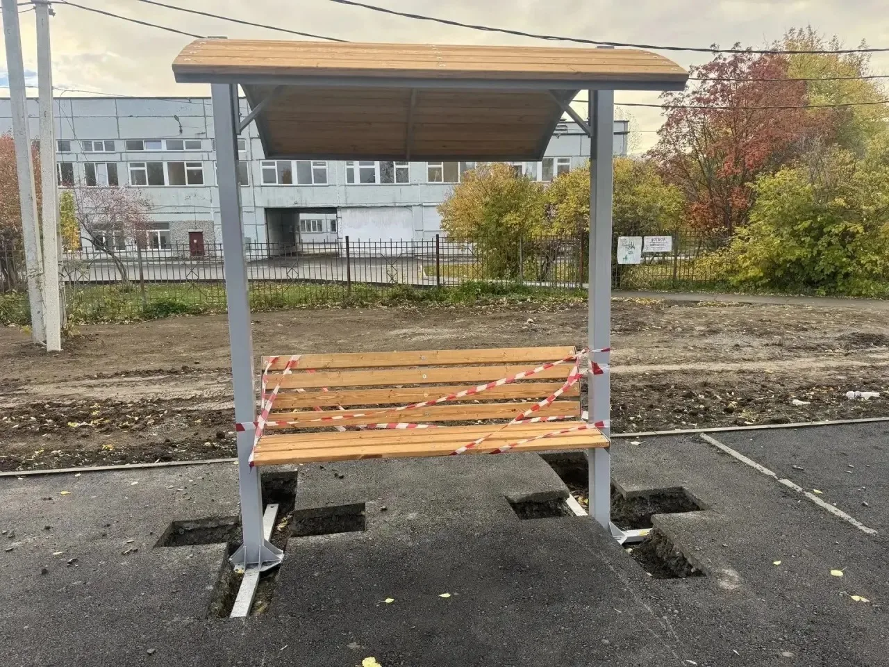 По наказу жителей на микрорайоне Палласа (около школы 198), выполняется установка детск...