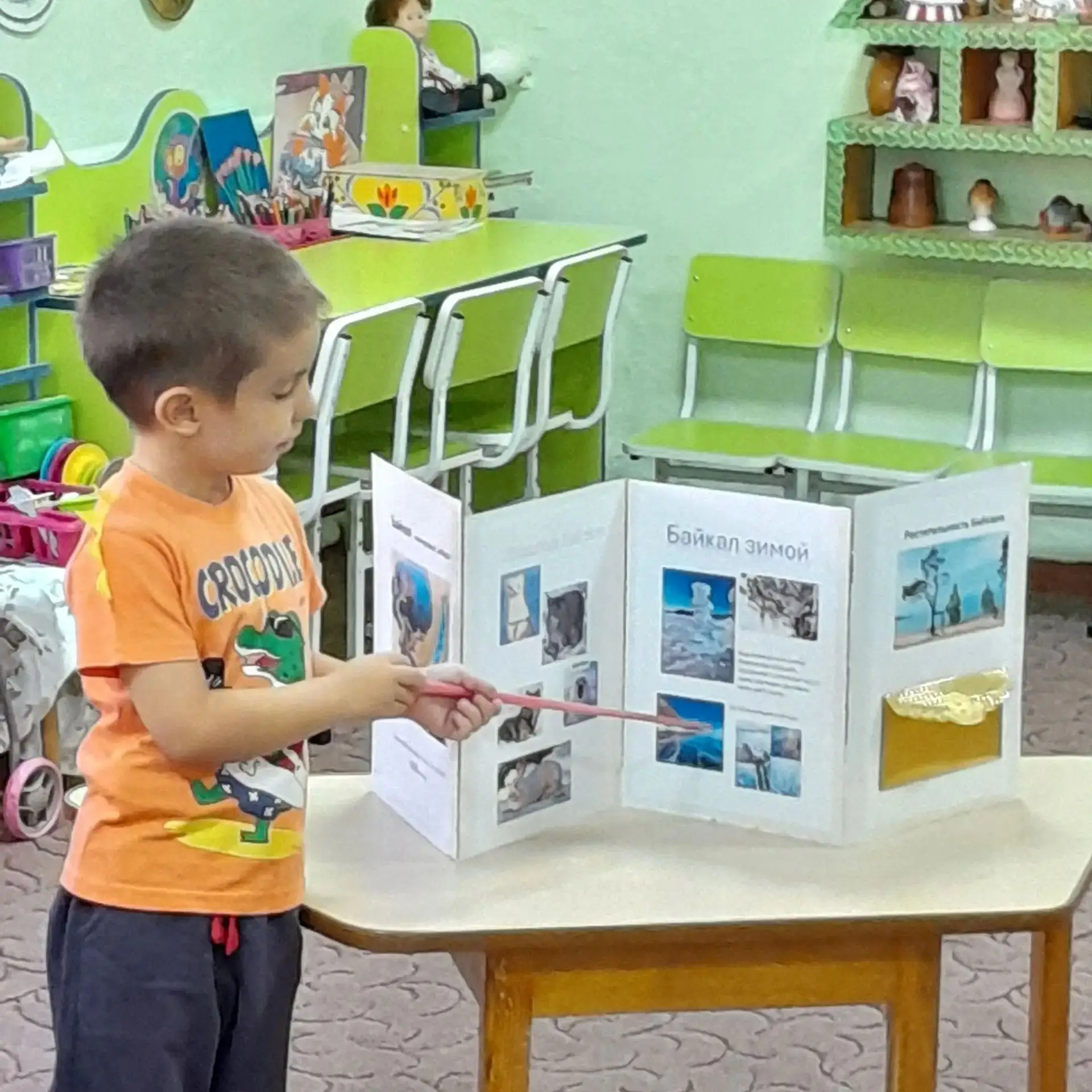 В утренний отрезок времени воспитанник разновозрастной группы (5-7 лет) Миша Т., принёс...
