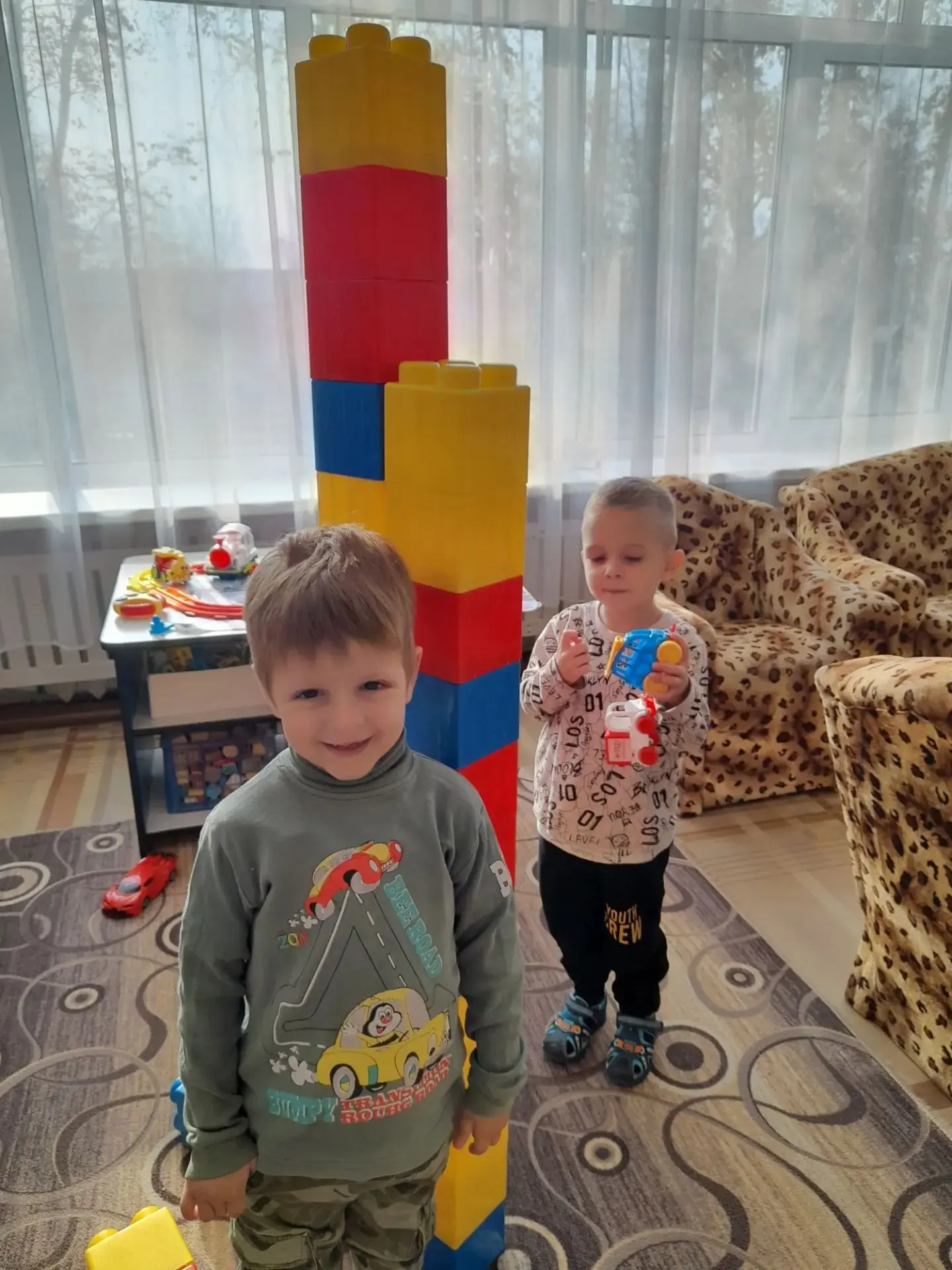 Выше только небо! Главные строители Сергей и Игнат довольны работой.