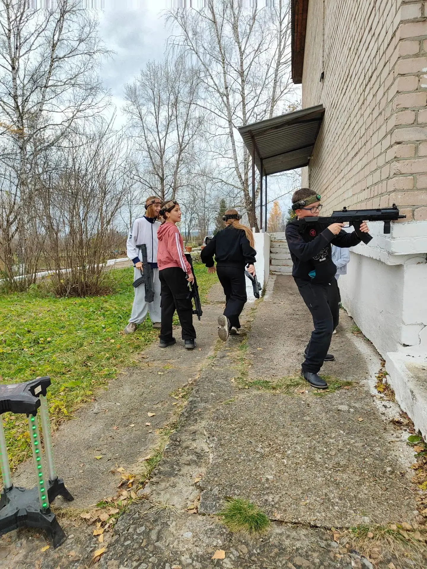 Вчера на территории нашей школы было по-настоящему жарко! Прошел увлекательный лазертаг...
