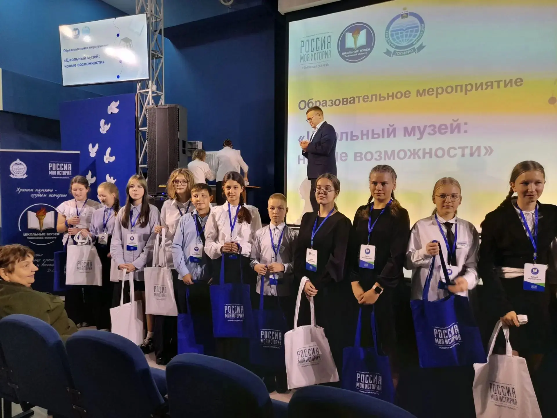 Учащиеся 7Б класса Земерова Антонина и Лосев Глеб вместе с руководителем музея Ярковско...