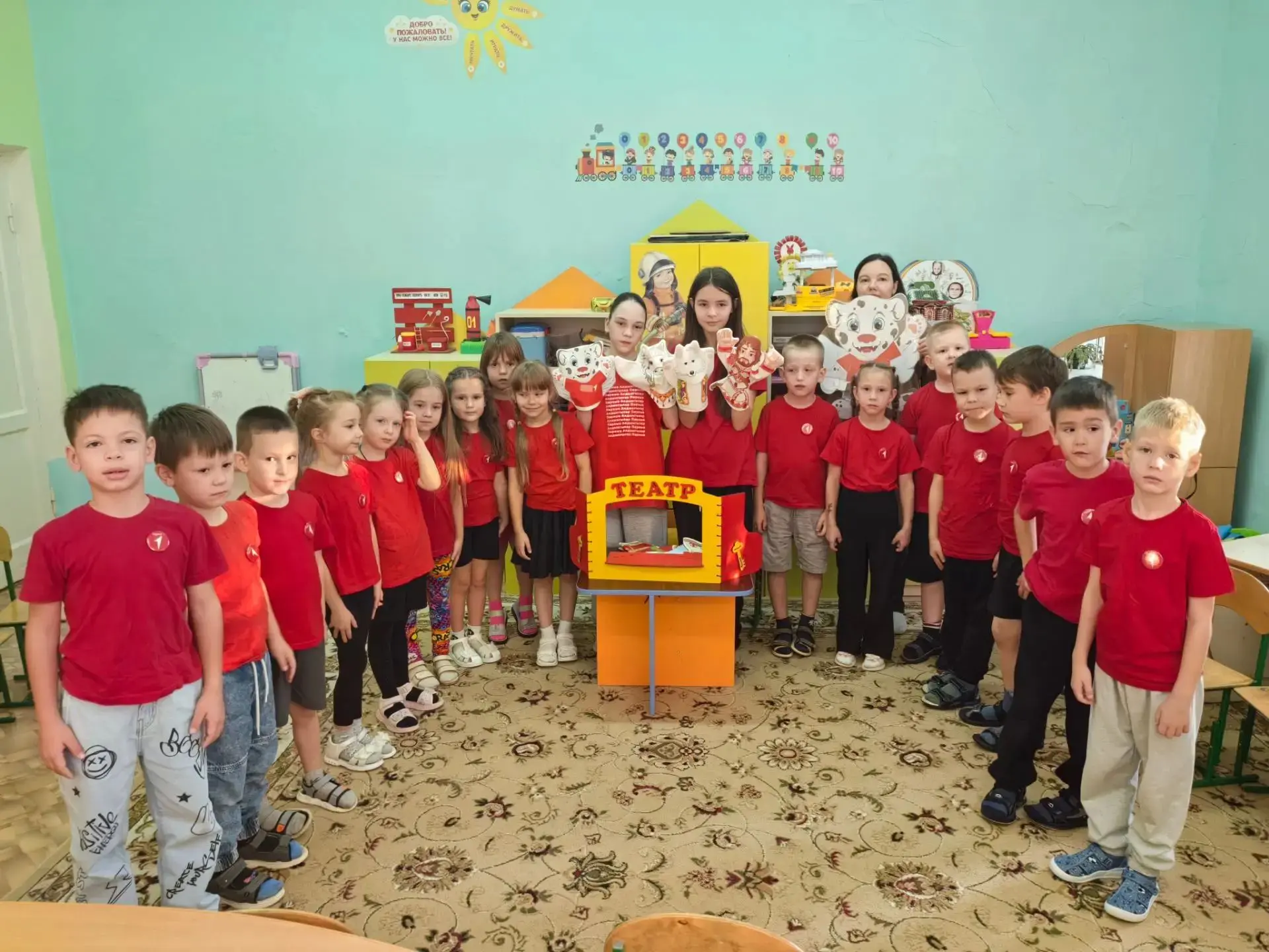 В детском саду №12 «Солнышко» побывали активисты-школьники «Движения Первых». Они предс...