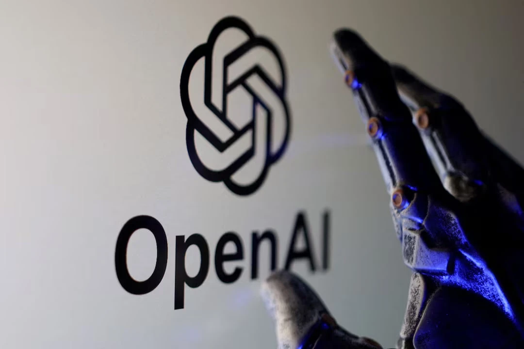 Американский разработчик ИИ OpenAI на фоне дискуссий о рисках развития технологии пониз...