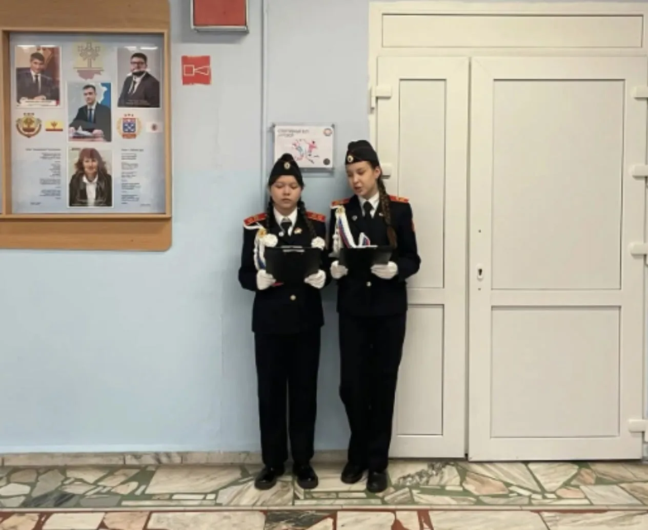 🇷🇺 Есть в понедельничном утре особая, торжественная тишина. Когда замирает школьный к...