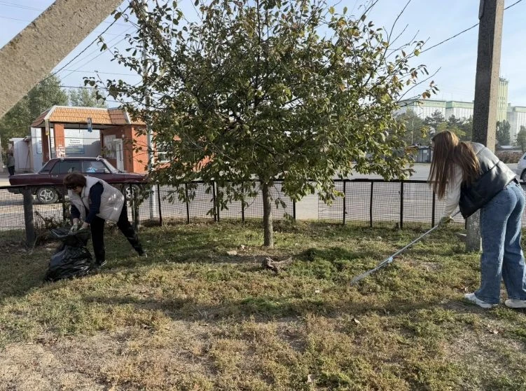 В «Тополихе» снова убирали чужой мусор. Надолго ли хватит чистоты? 🗑