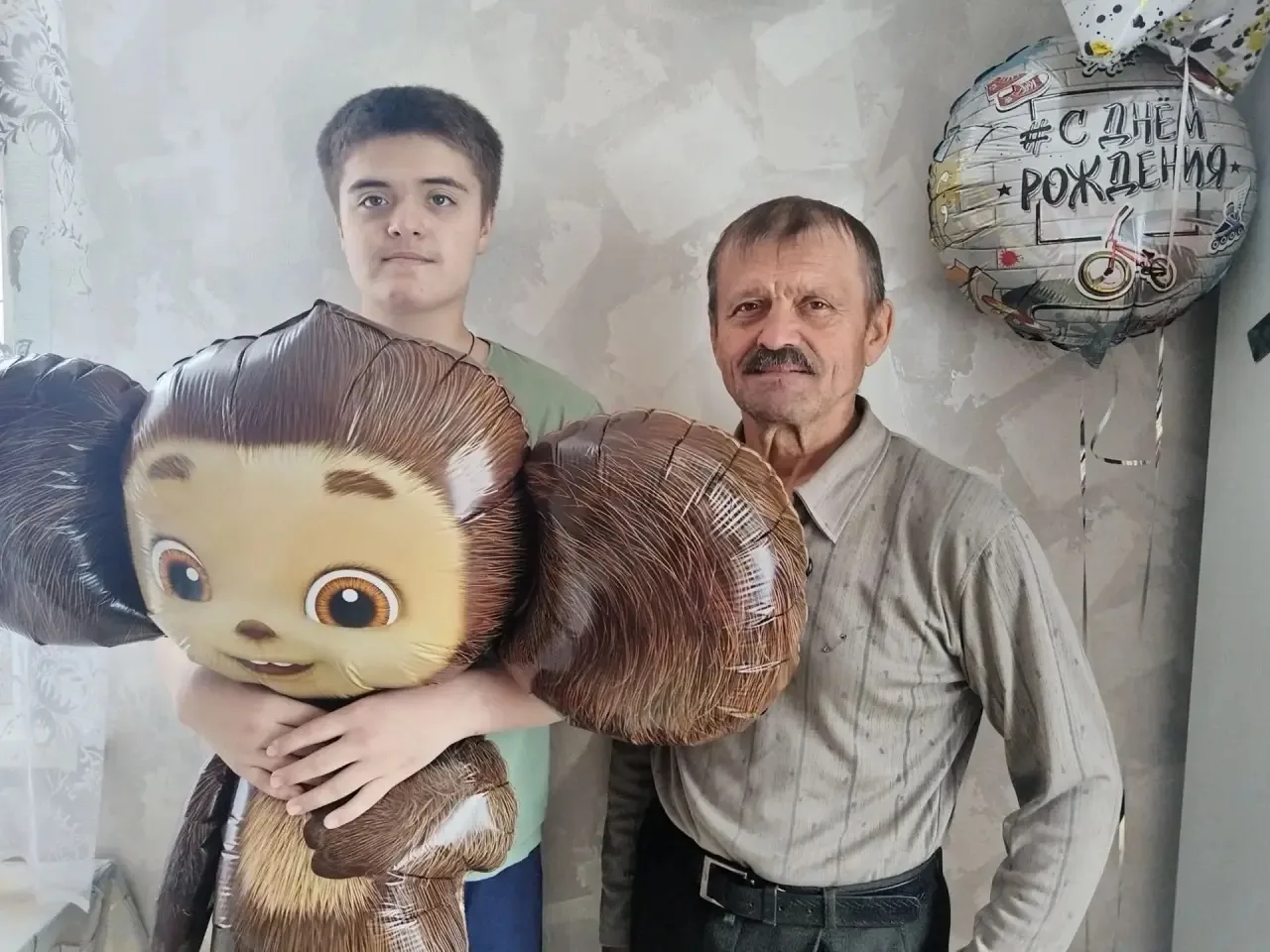 Мой папа уже на пенсии, но скучать ему некогда — у него трое детей! Он наш водитель, уч...