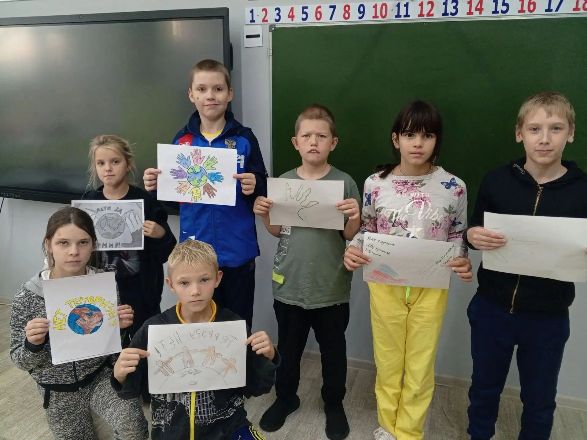 «Мы против террора!»: выставка детских рисунков 🎨🖼