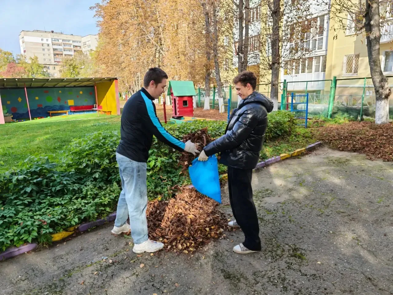 🌿 ДОБРЫЕ ДЕЛА В «МЕДВЕЖОНКЕ»: СТУДЕНТЫ ПГУПС НАВЕЛИ ЧИСТОТУ! 🧹🧡