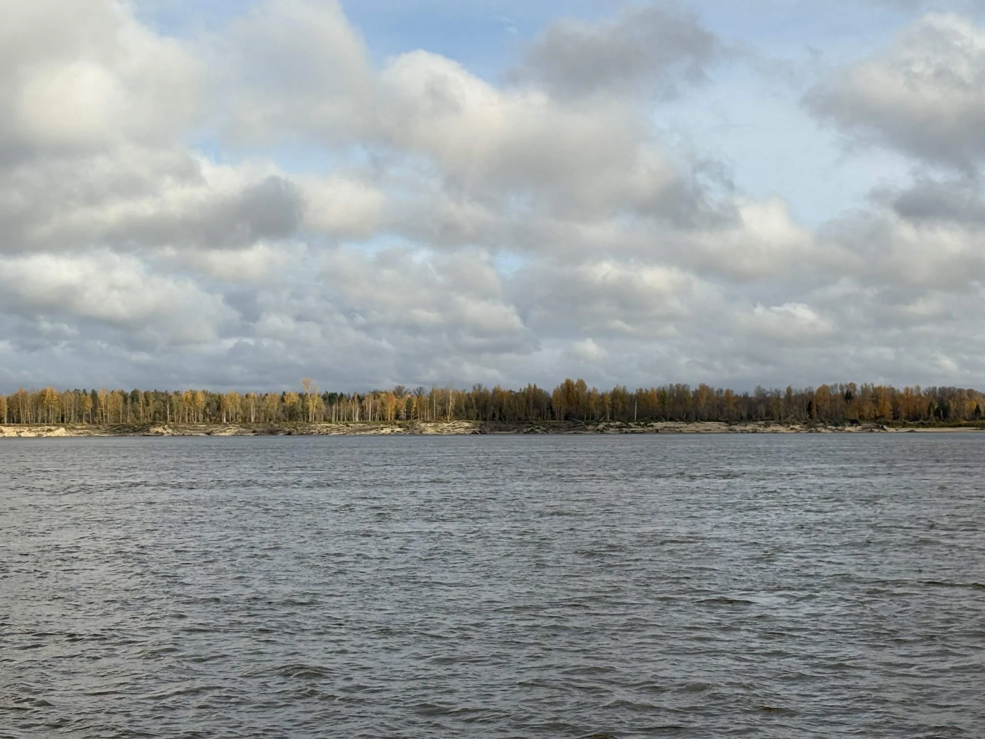 Уровень воды в главной водной артерии региона реке Обь, по данным наблюдений на 13 октя...