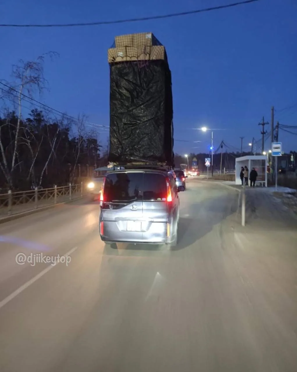 В Якутске дико загруженный Honda Stpwgn не смог заехать на заправку и уперся багажом.