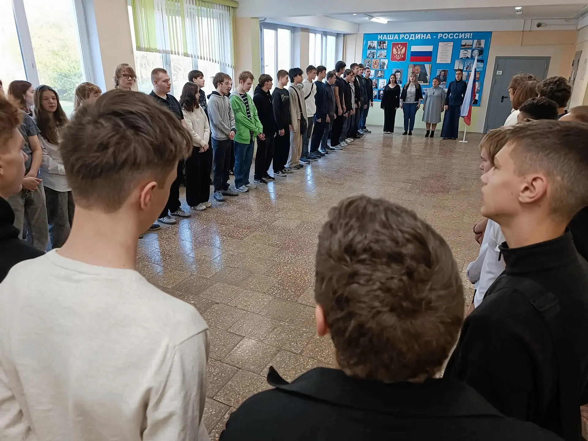 🇷🇺 Новая учебная неделя в Бронницком автомобильно-дорожном колледже по традиции начал...